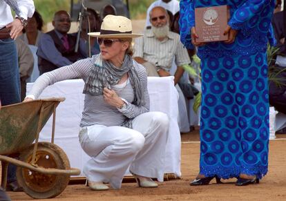 Madonna se prepara para colocar el primer ladrillo de la "Raising Malawi Academy for Girls" en Chinkhota, a unos 15 kilómetros de la capital, Lilongwe, el 6 de abril de 2010.