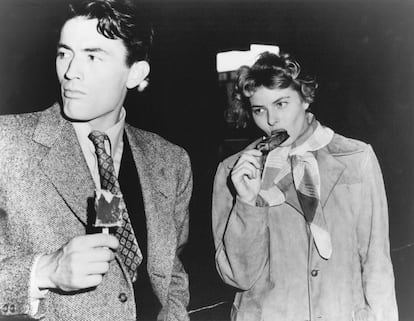 Gregory Peck e Ingrid Bergman disfrutan de un helado en el descanso de 'Recuerda' en 1944. Comer helados era uno de los placeres culinarios que se permitía la estrella de cine de vez en cuando, haciendo una pausa de las estrictas dietas a las que se sometía.