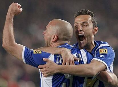 Iván de la Peña, de espaldas, celebra el primer gol con Ángel.