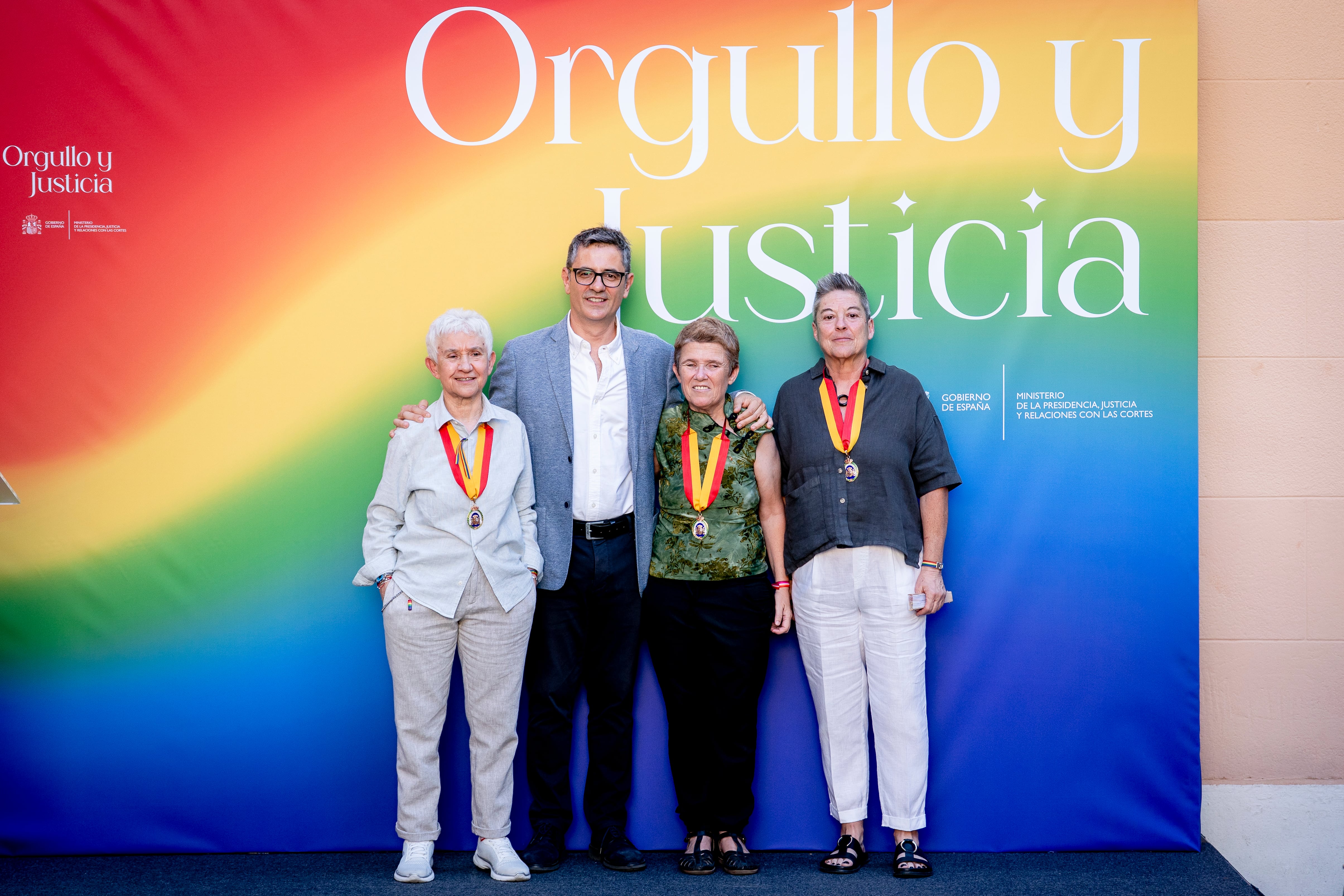 Tres mujeres referentes de la lucha por los derechos LGTBIQ+ reciben la Medalla de la Orden del Mérito Constitucional