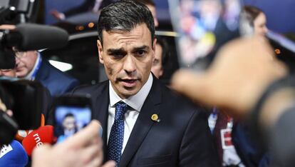 El presidente del Gobierno, Pedro Sánchez, atiende a los medios durante la reunión del Consejo Europeo este viernes en Bruselas.