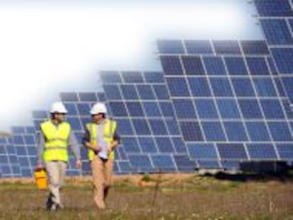 Trabajadores de un parque fotovoltaico