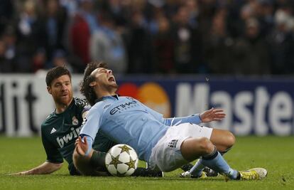 David Silva es entrado por Xabi Alonso.