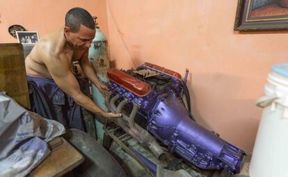 Elvis, hermano de Héctor, con el motor de lancha rápida que adaptó a su Thunderbird.