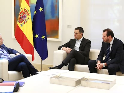 El presidente del Gobierno, Pedro Sánchez, y el ministro de Transportes, Óscar Puente, junto al consejero delegado de Ryanair, Michael O'Leary, esta mañana en Madrid.