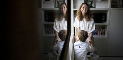 Ana Suárez y su hijo, Mateo, que padece el síndrome de Lowe.