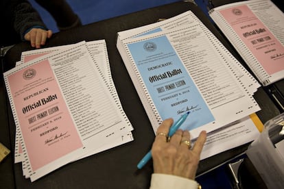 Papeletas para votar en un colegio de Bedford, New Hampshire.