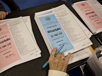 Papeletas para votar en un colegio de Bedford, New Hampshire.