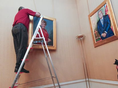 El cuadro de la expresidenta de las Cortes momentos antes de ser descolgado. 