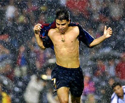 Saviola celebra su gol, el segundo del Barcelona, ante el Tenerife.