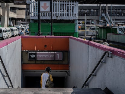 Un joven llega a la estación Pantitlán en Ciudad de México, en 2021.