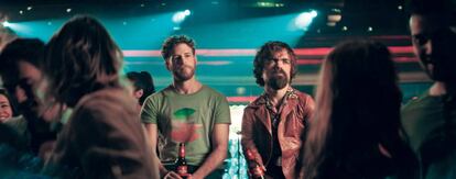 Los actores Peter Dinklage (derecha) y Álvaro Cervantes protagonizan el corto La vida es nuestra, de Estrella Damm, que fue el anuncio más visto en junio.