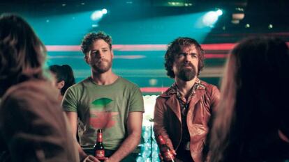 Los actores Peter Dinklage (derecha) y Álvaro Cervantes protagonizan el corto La vida es nuestra, de Estrella Damm, que fue el anuncio más visto en junio.