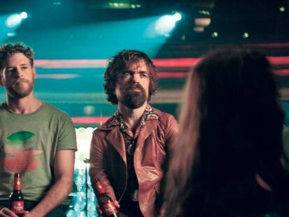 Los actores Peter Dinklage (derecha) y Álvaro Cervantes protagonizan el corto La vida es nuestra, de Estrella Damm, que fue el anuncio más visto en junio.