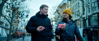 Hacker Joe Grand, wearing the yellow cap, chats with his colleague Bruno on the streets of Frankfurt.