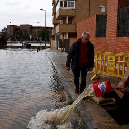 Jorge removes water from his building's garage after heavy rains in Avila, Spain, March 21, 2025. REUTERS/Susana Vera     TPX IMAGES OF THE DAY     