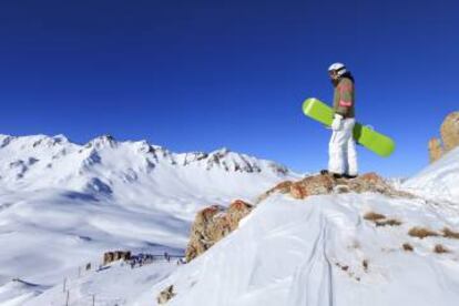 Un 'snowboarder' en el Pirineo catalán.