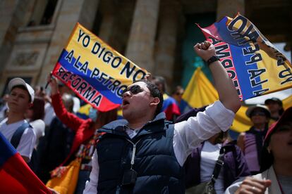 Manifestantes durante una protesta contra las reformas tributarias propuestas por el gobierno de Gustavo Petro, en Bogotá, el 26 de septiembre.