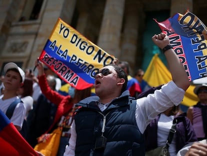 Manifestantes durante una protesta contra las reformas tributarias propuestas por el gobierno de Gustavo Petro, en Bogotá, el 26 de septiembre.