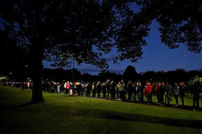 Gente haciendo cola en George Square Gardens para presentar sus respetos ante el ataúd de la reina Isabel II que descansa en la Catedral de Giles, en Edimburgo.