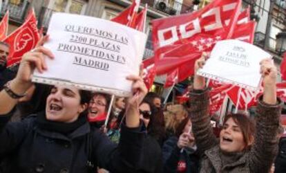 Un grupo de docentes protesta en febrero por la reducción del número de plazas en las oposiciones.