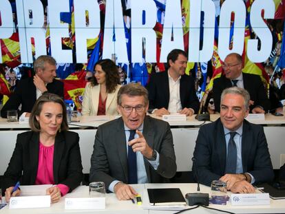 Cuca Gamarra,  Alberto Núñez Feijóo y Elías Bendodo, este martes durante la reunión de la Junta Directiva Nacional del PP celebrada en Madrid.