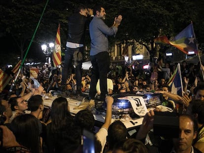 Jordi Cuixart y Jordi Sànchez, subidos a un vehículo policial, el 20 de septiembre de 2017 en Barcelona.