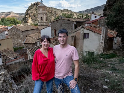 La escritora Maribel Medina y el alcalde, Raúl Arana, con el pueblo de Libros al fondo, este pasado martes.