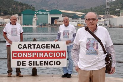 Ricardo Torregrosa, en primer término, junto a otros miembros de Apena en el puerto de Cartagena, con la factoría de Navantia al fondo. 