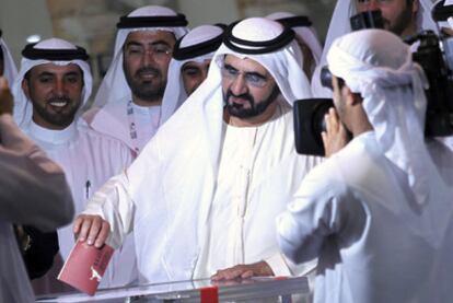 El vicepresidente de Emiratos Árabes Unidos, Sheikh Mohammed bin Rashid Al Maktoum, deposita su voto en Dubái.