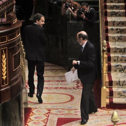 "HAY QUE ESPERAR". José Luis Rodríguez Zapatero, en la imagen junto a Alfredo Pérez Rubalcaba, se mostró ayer muy cauto. "Hay que esperar", contestó a la pregunta sobre el futuro de Sortu.