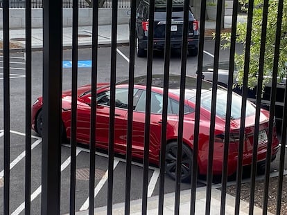 El Tesla que Musk vendió a Trump, aparcado en el recinto de la Casa Blanca, este jueves.