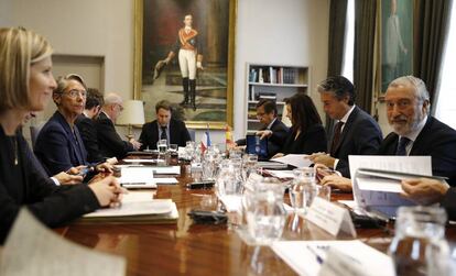 El ministro de Fomento, Íñigo de la Serna, frente a la ministra de Transportes de Francia, Elisabeth Borne, en la reunión mantenida en Madrid.