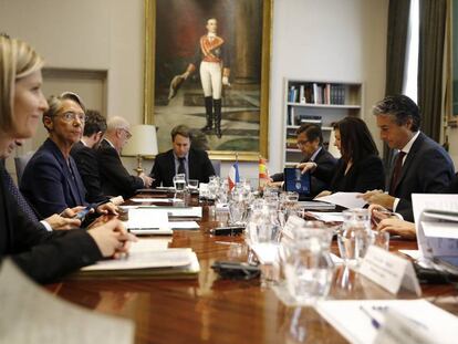 El ministro de Fomento, Íñigo de la Serna, frente a la ministra de Transportes de Francia, Elisabeth Borne, en la reunión mantenida en Madrid.