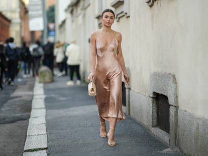 Un ejemplo de cómo combinar un ‘slip dress’ rosado visto en el 'street style'.