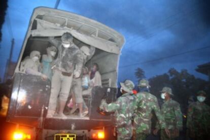 Soldados indonesios evacuan a residentes en Malang, en la provincia de Java Oriental
