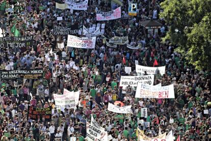 Una multitud se manifiesta en un tramo de la calle de Alcalá, donde se encuentra la sede de la Consejería de Educación.