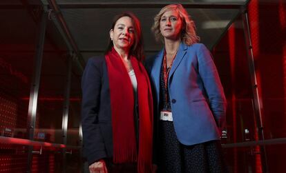 Lola Fernandez Lara y Carolina Utrilla, azafatas de Iberia, en el pasillo de entrada al Puente Aereo, que este mes cumple 30 años desde su creacion, en la T4 del Aeropuerto Adolfo Suarez Madrid Barajas.