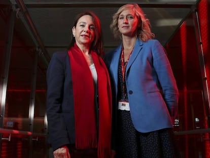 Lola Fernandez Lara y Carolina Utrilla, azafatas de Iberia, en el pasillo de entrada al Puente Aereo, que este mes cumple 30 años desde su creacion, en la T4 del Aeropuerto Adolfo Suarez Madrid Barajas.