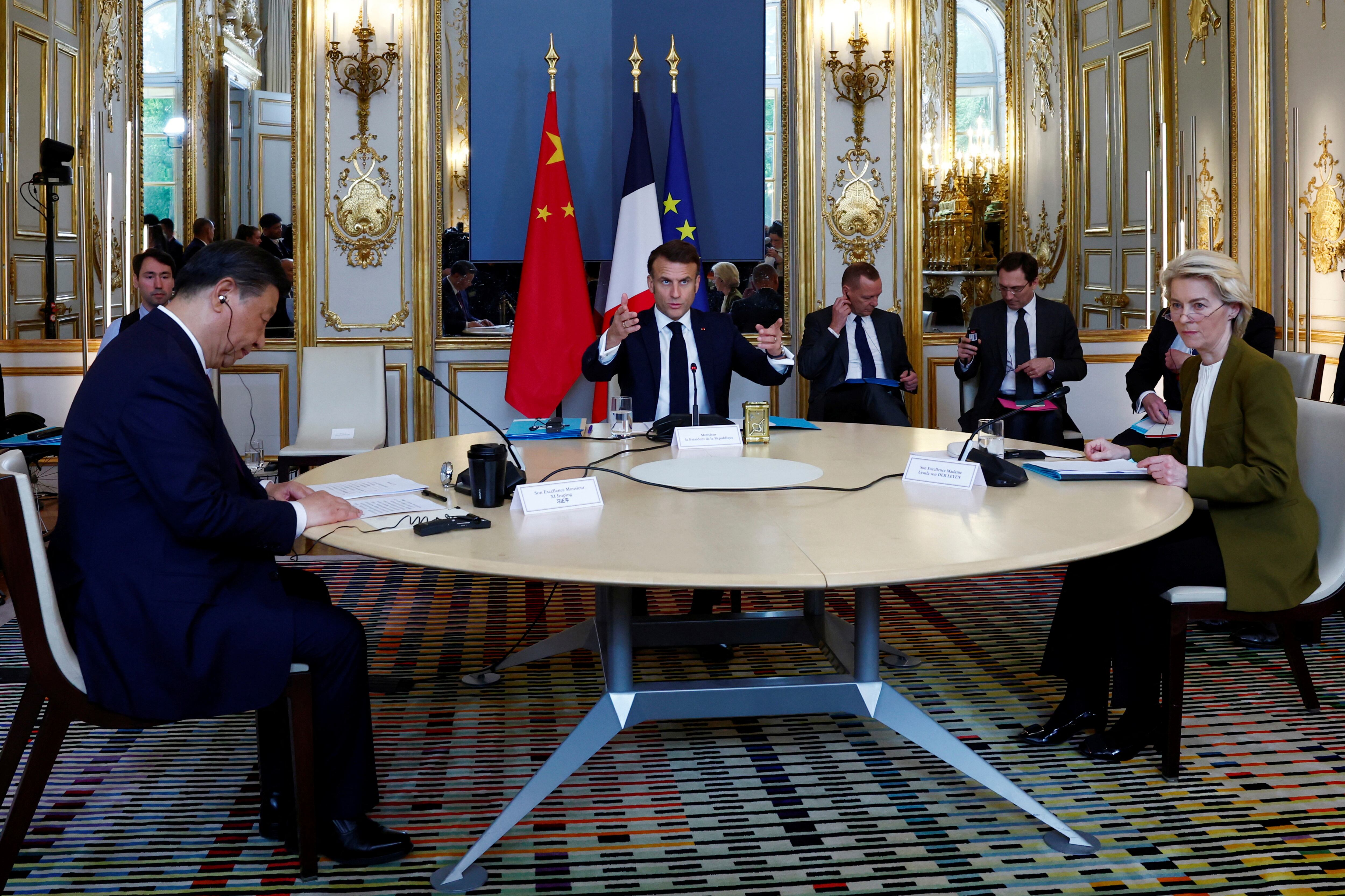 El presidente de China, Xi Jinping, el presidente francés, Emmanuel Macron, y la presidenta de la Comisión Europea, Ursula von der Leyen, asisten a una reunión trilateral en el Palacio del Elíseo como parte de la visita de estado de dos días del presidente chino en Francia.