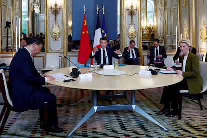 El presidente de China, Xi Jinping, el presidente francés, Emmanuel Macron, y la presidenta de la Comisión Europea, Ursula von der Leyen, asisten a una reunión trilateral en el Palacio del Elíseo como parte de la visita de estado de dos días del presidente chino en Francia.
