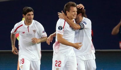 Konoplyanka celebra su gol al Barcelona en la Supercopa de Europa.