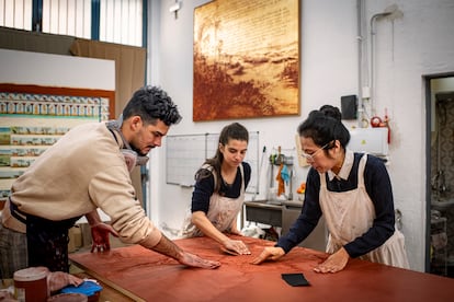 Gamarra y sus dos ayudantes preparan la exposición que se verá en la Bienal de Venecia.