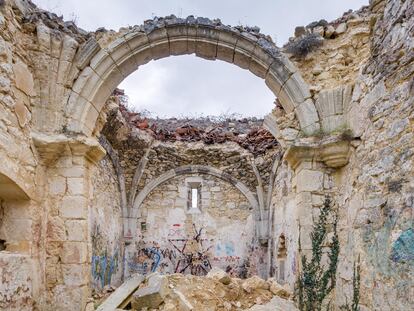 Despoblado de Ochate (Burgos). El pueblo maldito español por excelencia, el más famoso y perturbador, es este ruinón fantasmal del Condado de Treviño, enclave burgalés en tierras de Álava. Según publicó la revista ‘Mundo Desconocido’ en abril de 1982, su población fue diezmada y aniquilada por tres epidemias en el siglo XIX: viruela (1860), tifus (1864) y cólera (1870). En el artículo también se hablaba de extrañas desapariciones y luces misteriosas. ¡Ovnis!: lo que faltaba. La torre de la antigua iglesia de San Miguel, las piedras que resisten en pie de dos casas aledañas y, en lo alto, los restos de la ermita de Burgondo son cuanto queda hoy de Ochate, la meca española de los fanáticos de lo paranormal.