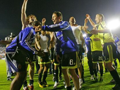 El Zaragoza celebra la permanencia tras el partido con el Levante en 2011.