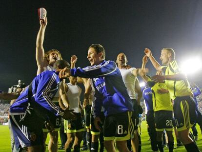 El Zaragoza celebra la permanencia tras el partido con el Levante en 2011.