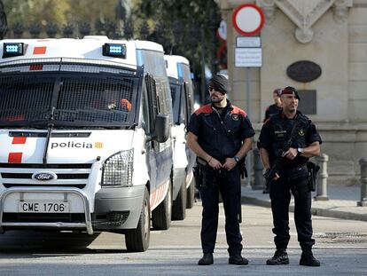 Diversos coches de la policía catalana, en una imagen de archivo en Barcelona.