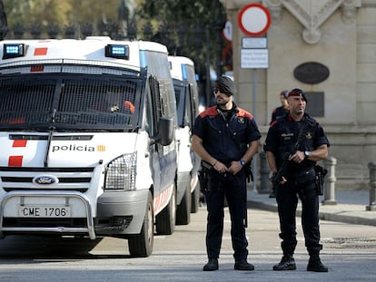 Mossos d'Esquadra en una foto de archivo, junto al parque de la Ciutadella de Barcelona.