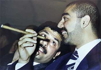 Qusay (izquierda) y Uday en una fiesta del partido Baaz.