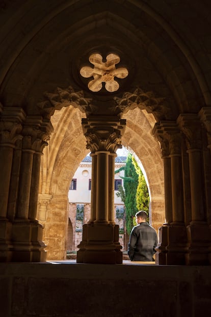 En torno al claustro se disponen las estancias monacales: Sala Capitular, Cillería o almacén, Cocina, Refectorio y Calefactorio.